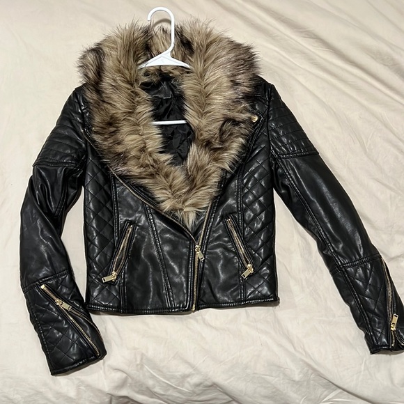 Black leather jacket with a removable fur collar. - Picture 2 of 4